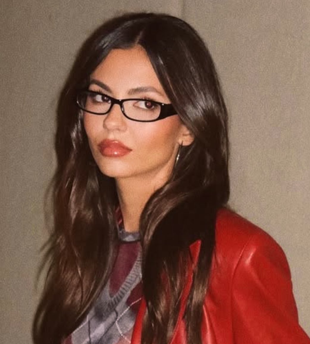 alguns dos trabalhos musicais da victoria justice para abençoar sua playlist - um thread necessário 🧵