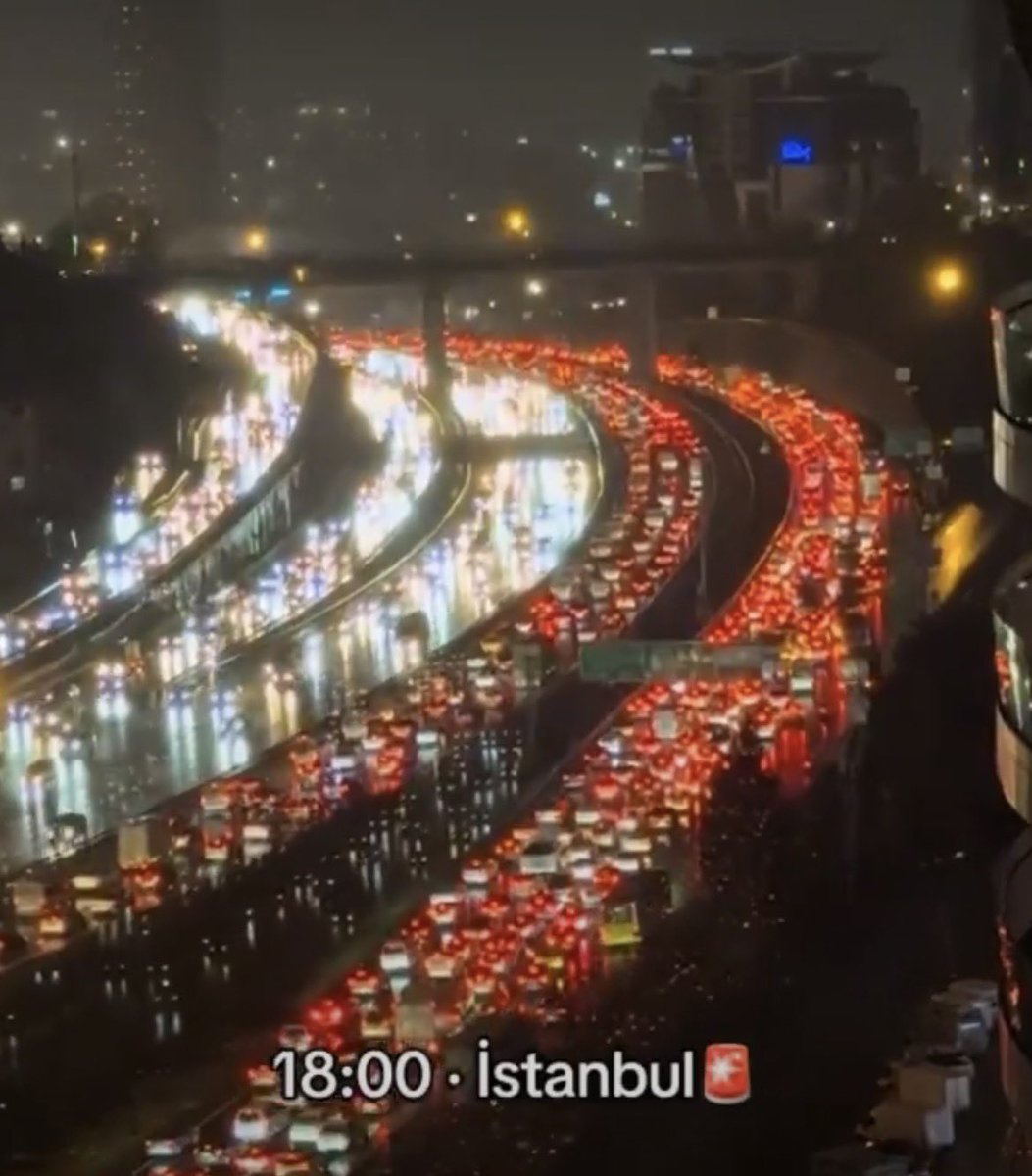 Bunca trafik yoğunluğunda, Ülkenin çoğunluk gelir düzeyi belliyken, 90-100 bin₺. Koca bir ay çalışmak için 2-3 milyonluk araçlarımızla neden işe gidiyoruz. Yakıt cebimizden, bakım, kasko, sigorta kaza riski. Toplu taşıma veya servis neden tercih edilmez. Hangi ara alıştık bu