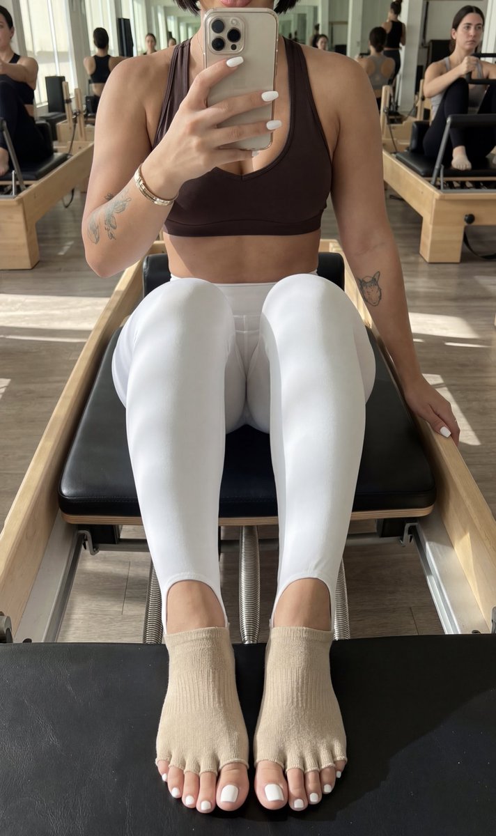 Criollanabgo's tweet image. Strong, but make it soft 😌💪 Chicago Pilates mornings and quiet discipline energy. Toned, calm, unbothered. #Pilates #Wellness