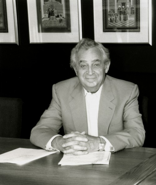 Panie Anonimowy Dyplomato <a href="/ADyplomata/">Anonimowy Dyplomata</a>, chciałam Pana poinformować, że prowokacje Rossolińskiego-Liebe o "polskich burmistrzach" to jest NIC w porównaniu z tym jaką opinię Polakom wyrabiają ocaleni przez Polaków w światowych mediach.
To jest Pan Leon Kahn a właściwie Lejba