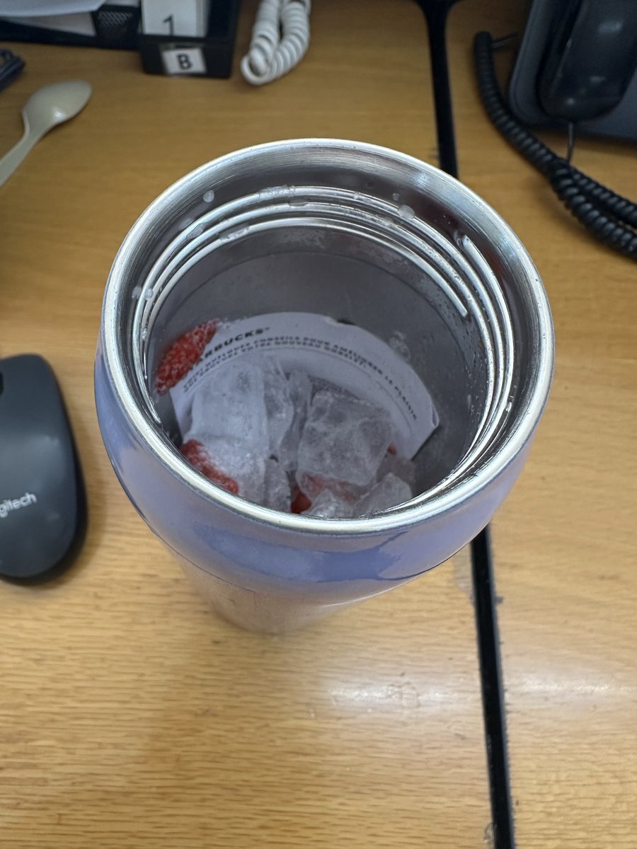 JessieCedillo's tweet photo. De verdad señores de @StarbucksMex su personal no puede ni siquiera sacar un papel de los termos antes de servir las bebidas? https://t.co/JdujbksPOJ