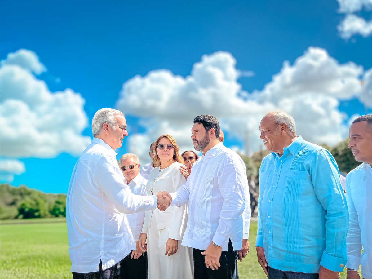 CholitinDuluc's tweet photo. Bienvenido a Higüey, señor presidente @luisabinader .

Nuestra provincia puede dar testimonio de un hecho histórico: nunca antes un presidente había visitado tantas veces La Altagracia, y siempre con un propósito claro: llevar soluciones concretas y obras que transforman vidas.

Hoy celebramos juntos la inauguración del nuevo Mercado Municipal de Higüey, una obra que impulsa el desarrollo, fortalece el comercio local y dignifica a nuestros trabajadores.

Cuando el gobierno escucha y actúa, las comunidades avanzan.
Higüey siempre será tierra de puertas abiertas para quien trabaja por su gente.