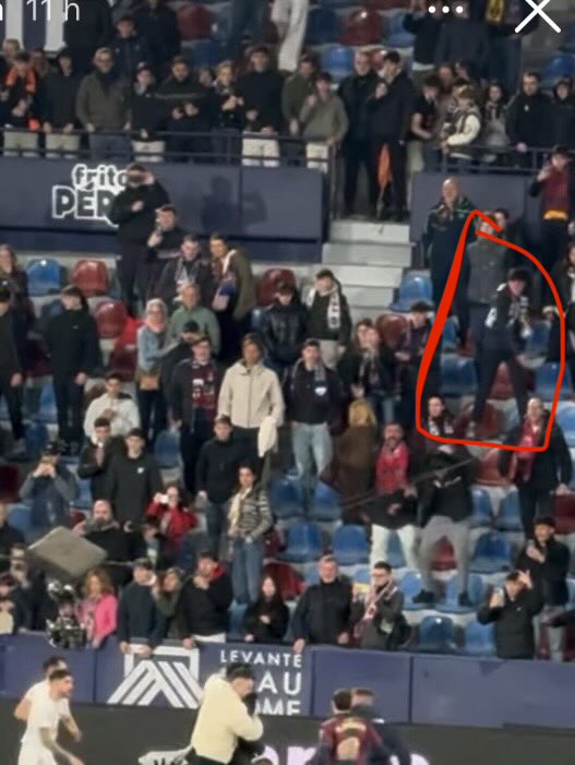 Vicent_ct's tweet photo. @elchiringuitotv @German_ml23 Que busquen a este tambien que un momento lanzo dos botellas https://t.co/gJTCLbZYOj