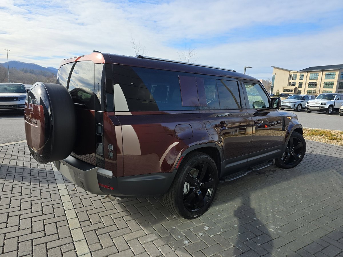 FieldsAuto's tweet image. Go further in first class. 
This 2026 Defender 130 S pairs a 3.0L engine with AWD, premium Caraway Windsor Leather, and three-row versatility.

For more info, call 888-694-0581 or visit bit.ly/4agFyUz
Stock No. T2503053

 #Defender130