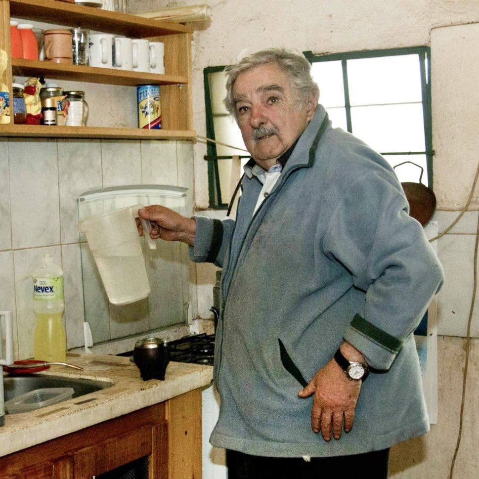 Это бывший президент Уругвая Хосе Мухика, которого не стало в 2025 году. Он был известен как «самый бедный президент мира» – большую часть своей зарплаты он жертвовал на благотворительность, а в собственности у него был только маленький домик и старый «Фольксваген жук».

При этом