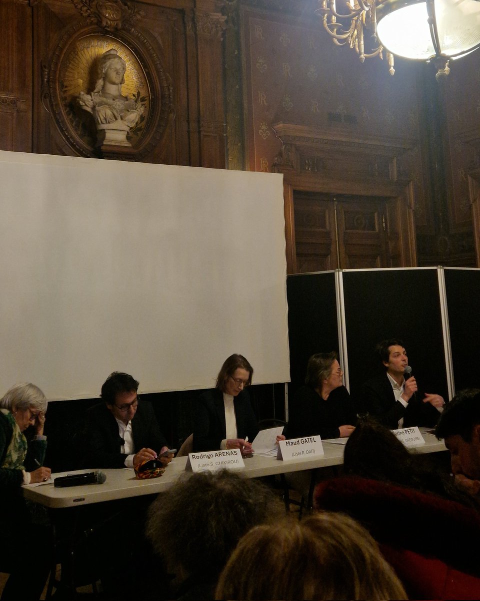 Logement : débat entre les candidats à la mairie du 14ème.
Félix de Vidas présente notre projet en matière de logement:
➡️ Rénovation de 90.000 passoires thermiques.
➡️ Rénovation de l'ensemble du parc social en 10 ans.
➡️ Limitation des locations AirBnb à 30 jours/an. 
#Paris14