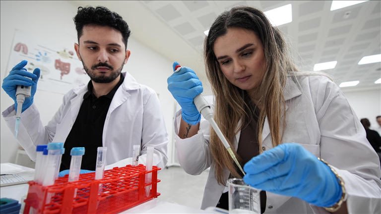 İzmir’de 27 yaşındaki mühendis Aleyna Yıldız ve ekibi, kötü huylu beyin tümörünü (glioblastoma) kan, idrar ve tükürük gibi vücut sıvılarından dakikalar içinde tespit edebilen elektrokimyasal biyosensör geliştirdi.