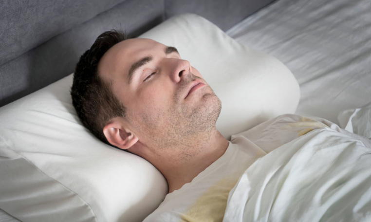 1/14 ¿Por qué los humanos necesitamos almohadas para dormir? 
Parece una pregunta trivial, pero la respuesta implica biomecánica, evolución y miles de años de historia material. Hilo 🧵👇