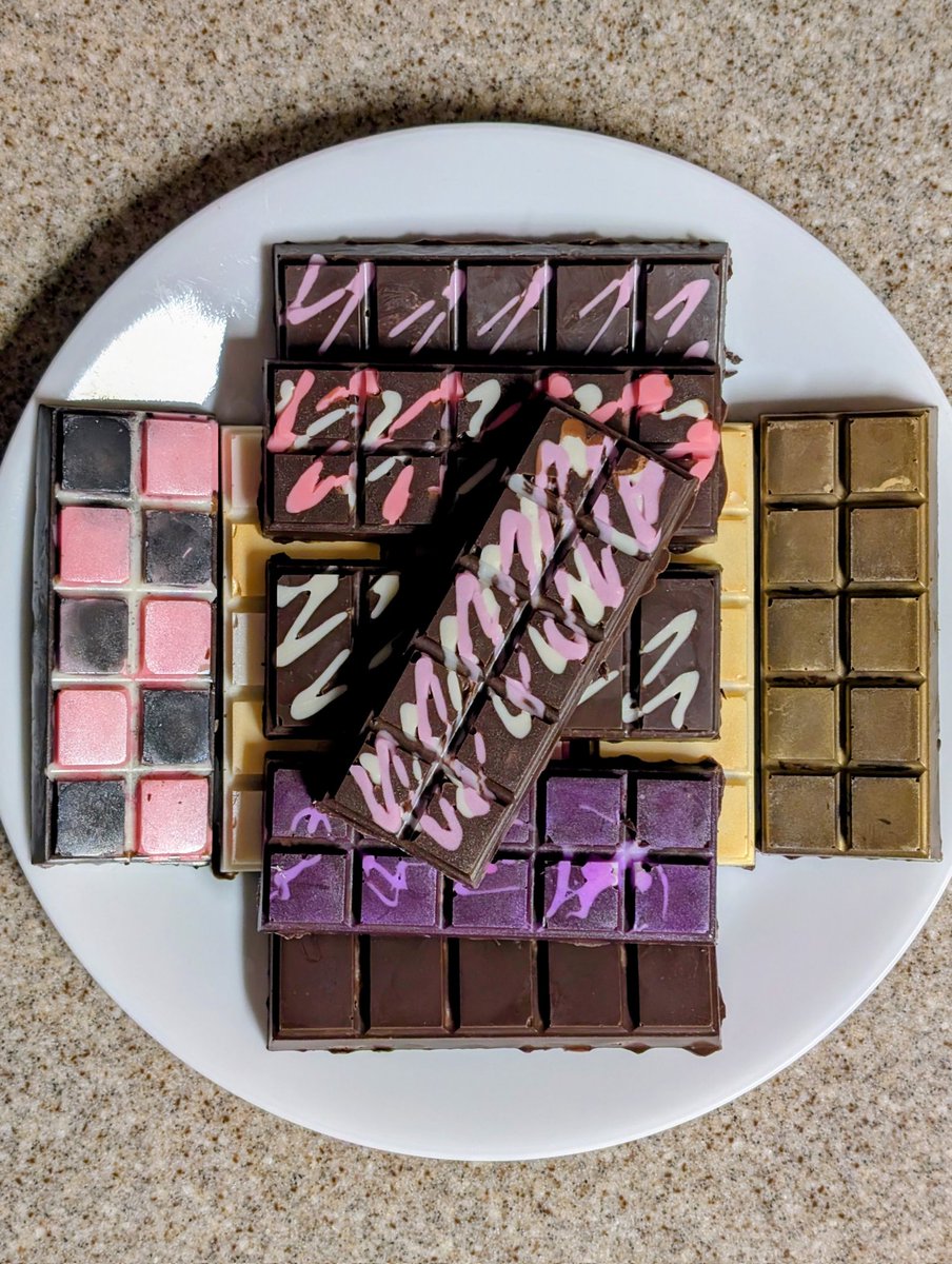 ShirokawaFuu's tweet photo. celebrated Valentine's a little late but wanted to share the love of what was made!^^ (I had some help ofc ๐)
- chocolate cover strawberries ๐
- Dubai chocolate but with ube jam or guava preserves ๐ซ
- bouquet of 24 ct roses ๐น
#FuudPics #FuutoAlbum https://t.co/k46uZLqOYL