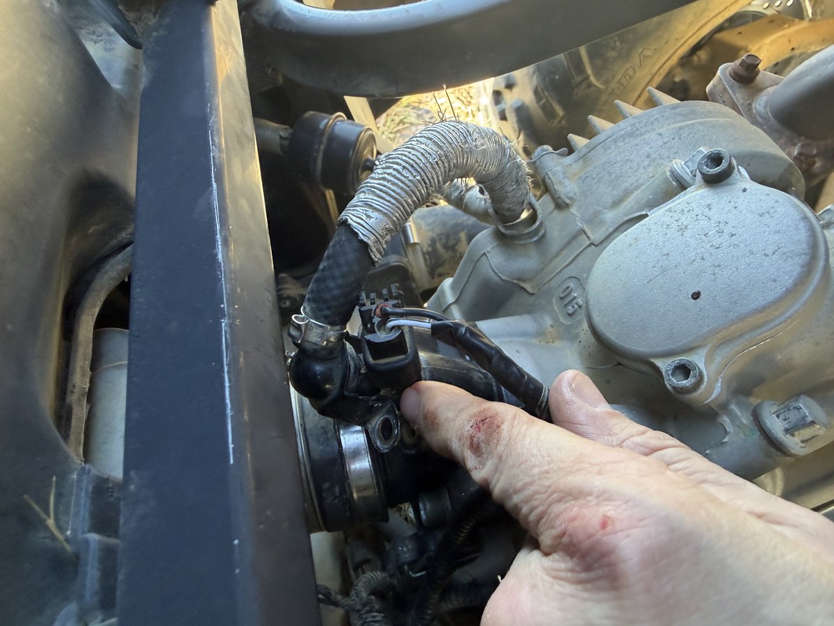 timburchett's tweet image. Whoever designed the injector like this on our Coleman 550  side by side you are on my list. When I get to China you and I are going to have a long chat.