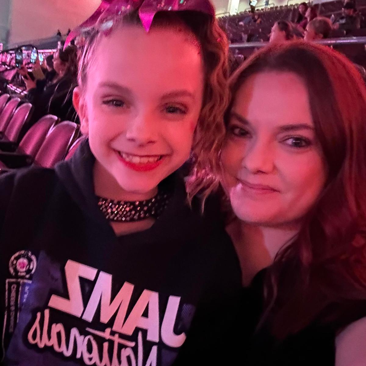 🇺🇸 | Una mujer mató a tiros a su hija de 11 años y luego se suicidó en un hotel de Las Vegas. Según reportes, el hecho ocurrió después de que la menor perdiera una competencia de porristas. Las autoridades investigan el caso.