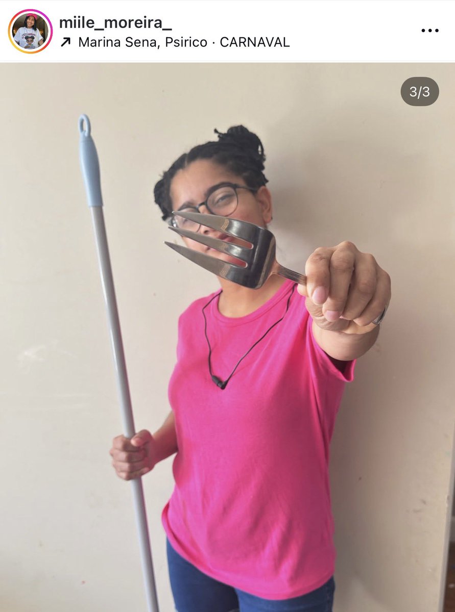 bicmuller's tweet photo. A irmã gêmea da Milena fantasiada de Tia Milena no carnaval hahahahaha 
Num tô guentando ela com o garfo na mão #BBB26 https://t.co/2r8mT7n6Pg