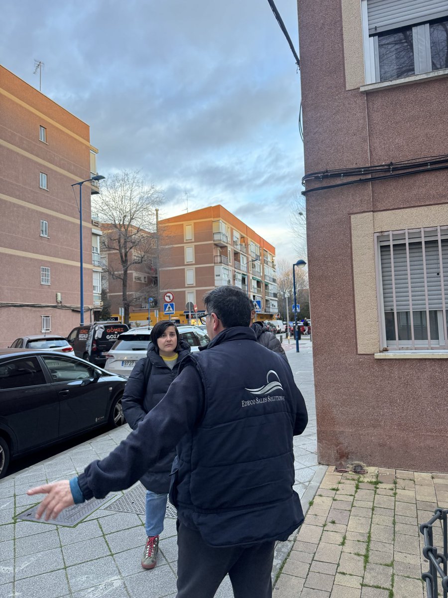 🚪#PPuertaAPPuerta en el barrio de Descubridores con nuestra concejal <a href="/ajmnzg/">Almudena A. Jiménez García</a>  🗣️Acompañado de nuestros afiliados <a href="/ValviAlvarez/">Valvi</a> y Julio Fernández, hemos hablado cara a cara con vecinos y comerciantes. 🤝Gracias a nuestros convecinos de este barrio de #Leganés por su recibimiento.