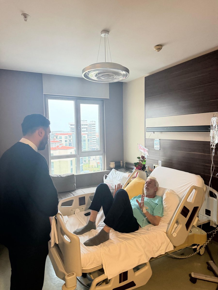 ÜNİSAM ailesi olarak eski futbolcumuz Ercan Koloğlu’nu hastanede ziyaret ettik. Geçmiş olsun dileklerimizi iletip yanında olduğumuzu hissettirmek istedik.

Efsane kaptanımıza Allah’tan acil şifalar diliyoruz. En kısa zamanda aramıza sağlıklı bir şekilde dönmesini temenni