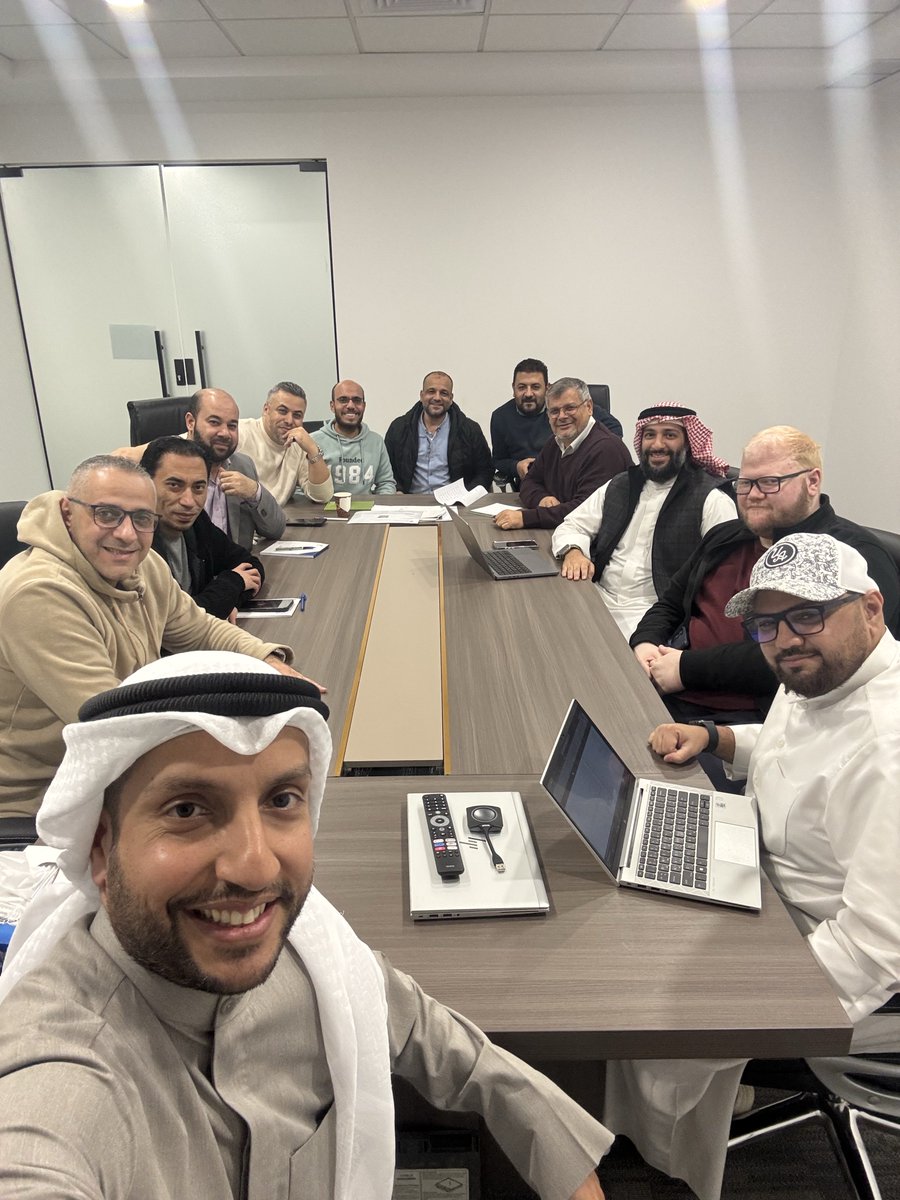 القيادة الحقيقية تبدأ عندما تصبح المسؤولية أكبر من السلطة.
خلال مسيرتي تعلمت أن بناء الفرق القوية لا يعتمد على السيطرة، بل على الثقة، وضوح الرؤية، والتطوير المستمر.