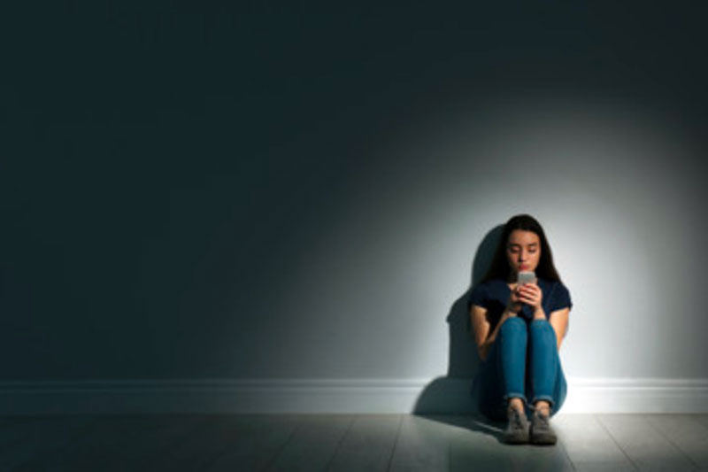 Un estudio con 64,988 jóvenes de 18 a 24 años identificó que más de la mitad presenta sentimientos de aislamiento, con incrementos de hasta 38% en quienes usan redes sociales al menos 30 horas por semana mundocontact.com/54-de-universi…