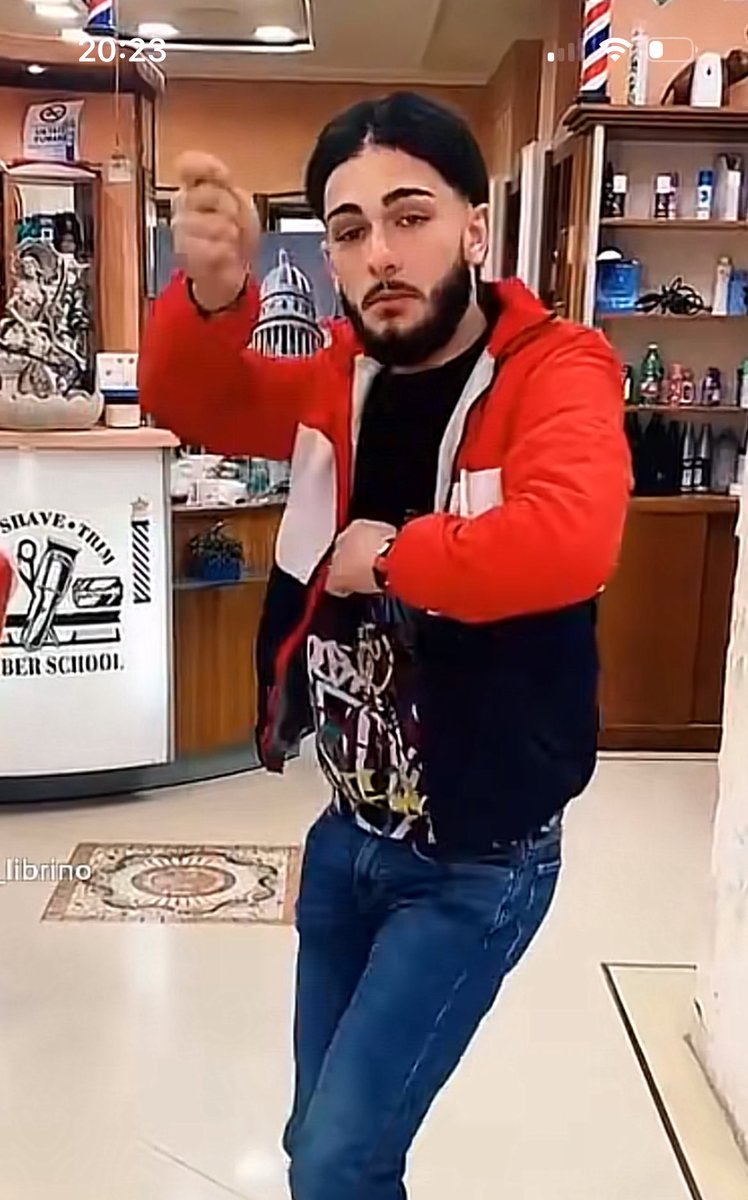 Denzeldownfries's tweet image. Quando parlate con uno iuventino sorridete e annuite, pensate che al 97% dei casi è così.

Gente costretta a tifare la squadra più lurida d’Italia a 900km da casa loro perché agnelli dava il lavoro (sfruttato e sottopagato) al padre/nonno

SORRIDETE GENTE