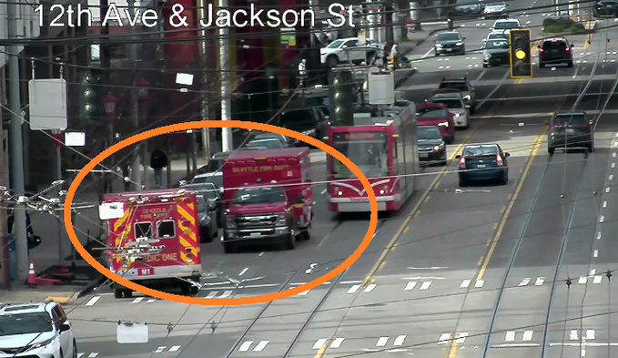 注意：S Jackson St 西侧及10th Ave S 西侧紧急车辆阻塞两条东行车道。