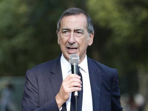 maxf02890445's tweet image. #Sala che ha rovinato Milano, #Moratti che ha dovuto scomodare i servizi segreti per distruggere la credibilità del calcio italiano, #LaRussa che è più preoccupato della sua @Inter che degli italiani.
Lo specchio del degrado morale, intellettuale e sportivo che viviamo.