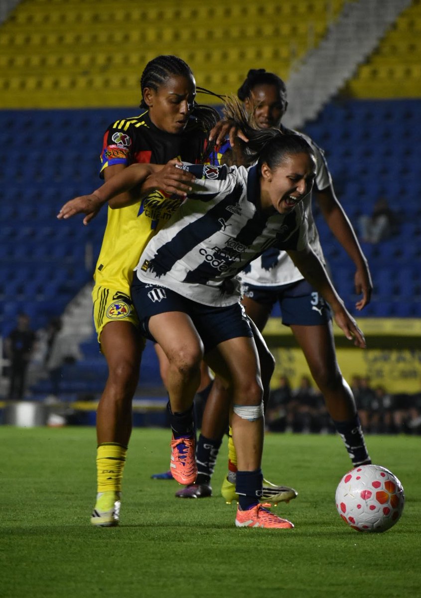 ¡DEJAN IR LA OPORTUNIDAD! 🫣⚽️

América Femenil se enfrentó a Rayadas, cediendo el liderato del Clausura 2026 al igualar por la mínima diferencia en el marcador. 😱 Toda la información, aquí 👇🏻
bit.ly/4apYsII