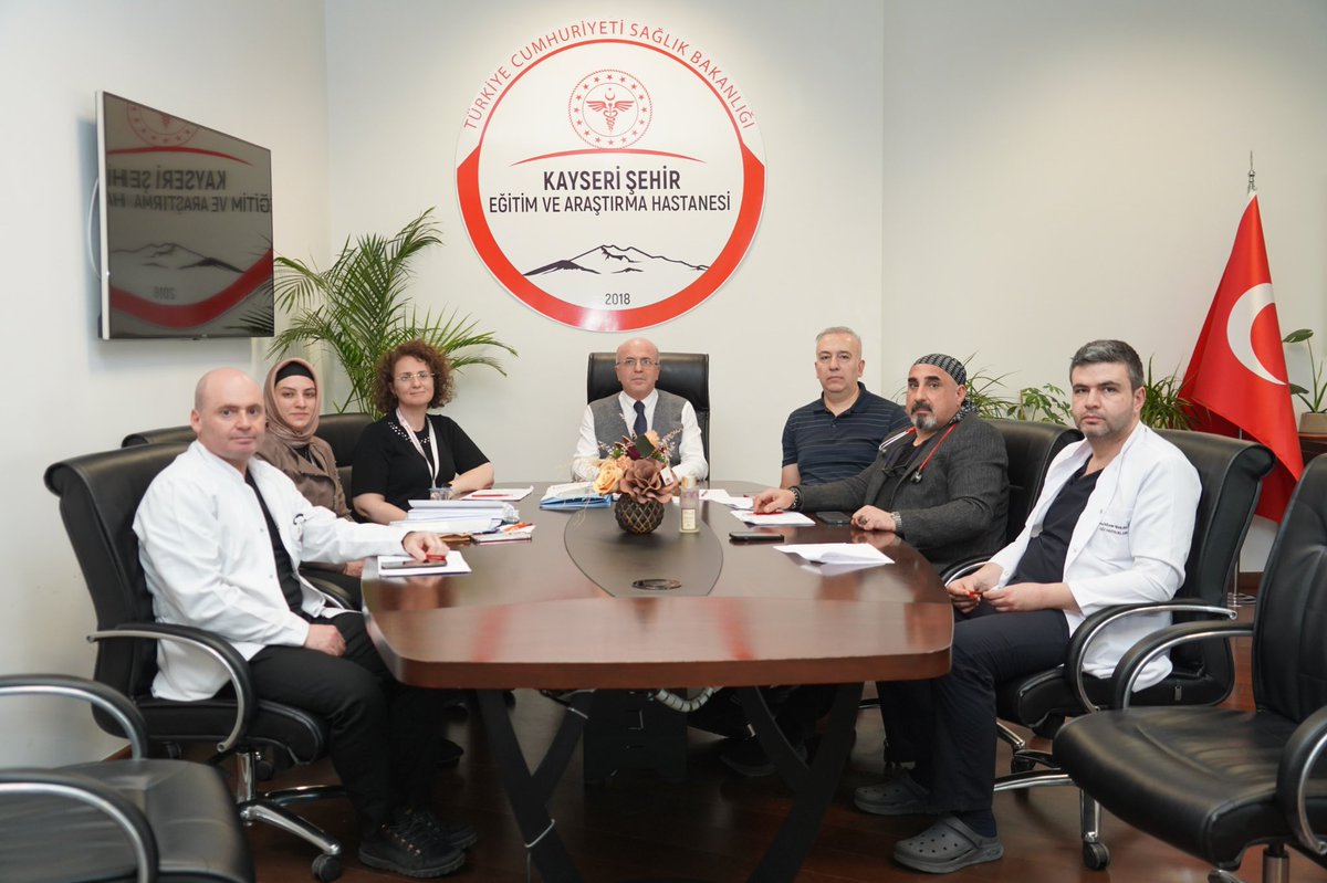 Bilimsel çalışmalara verilen akademik katkının değerini vurgulamak amacıyla, hastanemizde görev yapan Eğitim Planlama Koordinatörlüğü (EPK) üyelerimize özverili çalışmaları ve eğitime sundukları kıymetli katkılar dolayısıyla teşekkür belgelerini takdim ettik.