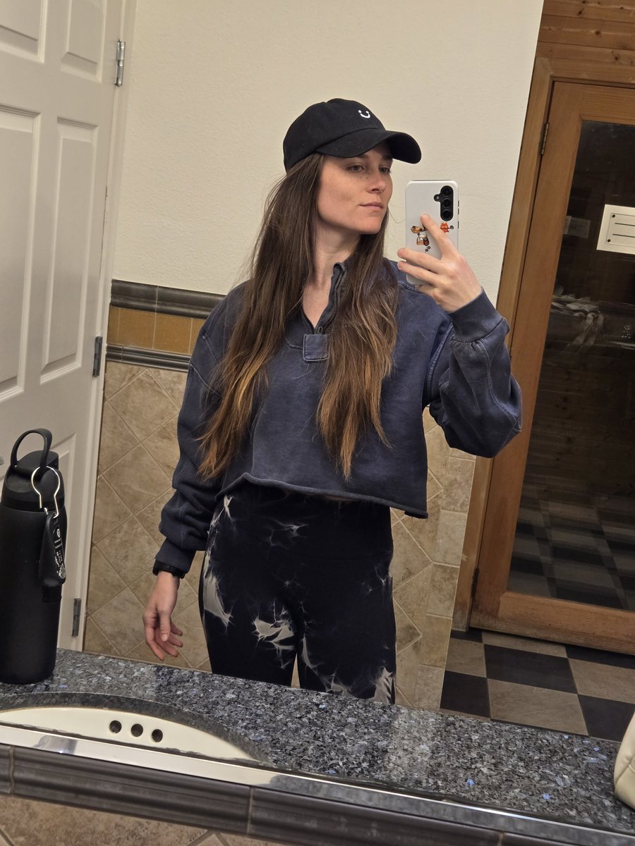 WATCHHOLLIE tweet media