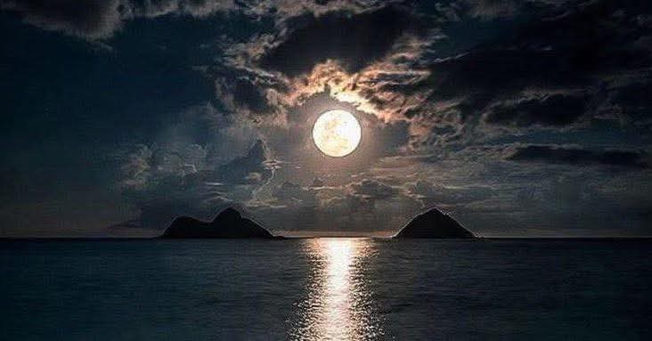 لا تَتعجّل، ثمَّة أشياءٍ جمَالهَا في التأخُّر،

فالتَّأخير ليسَ حِرمانًا، بَل ترتيبٌ أدَق لوَقتٍ أصلَح.

#زبرجد_حرف
#رباب_الكلم 
#يخبرني_الصباح 
#حروف_وقهوة