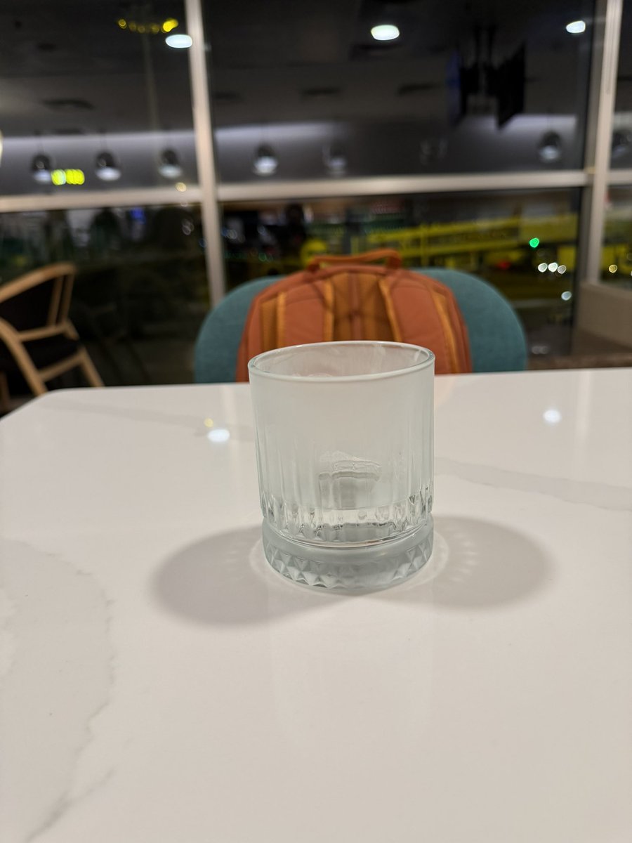 Uçuş öncesi Malibu içmek güzel fikir...
#malibu #esenboğa