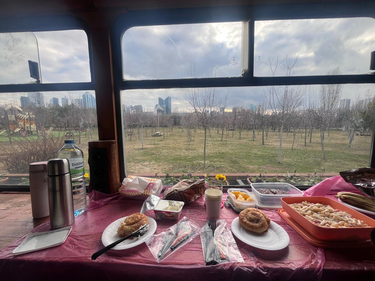 MMenevi's tweet photo. Dertlerin yüz ken sıfır olduğu ortamlar buz gibi havaya rağmen içini sımsıcak eden biricik dostlar iyi ki var 💕 https://t.co/h9UZKHLy3C