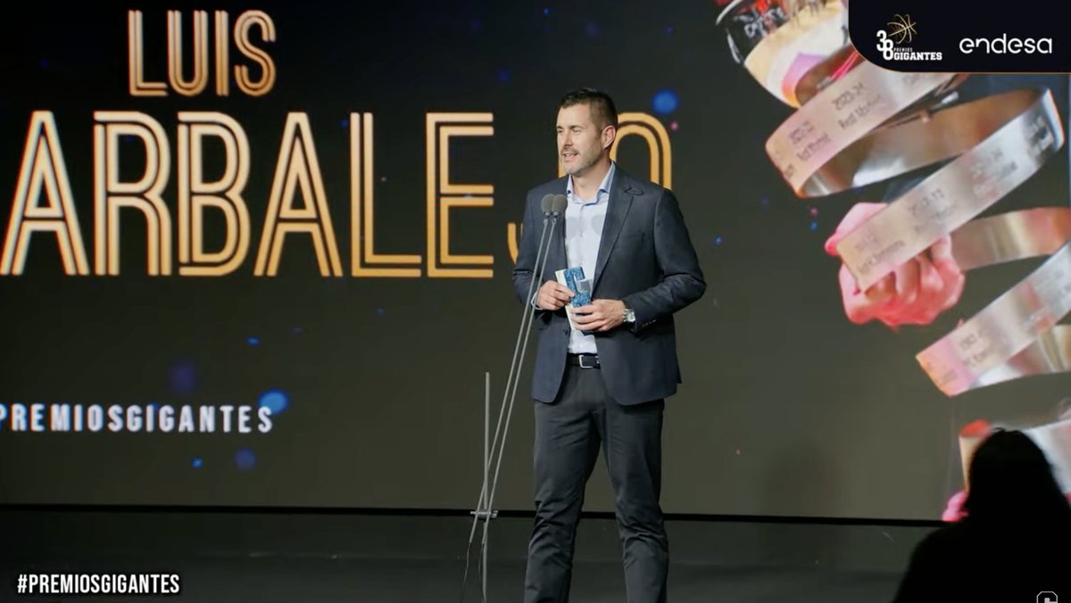 llebres11's tweet photo. Luis Arbalejo, Premio Gigante a la Mejor Dirección Deportiva en @valenciabasket 

"Si de algo puedo estar orgulloso estos años que llevo es de rodearme de personas que son mucho mejores que yo".

"Gracias a Pedro Martínez por esa exigencia tan bestia que tiene el día a día" https://t.co/tm7aH8qZu1