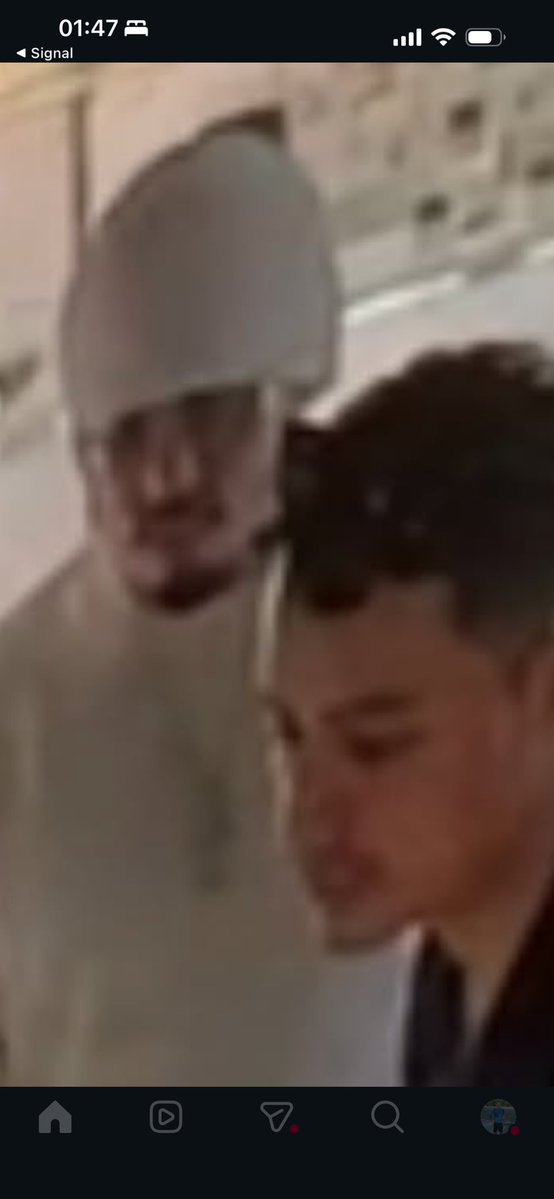 I hate thieves. Absolutely the worst type of people. 

This piece of native gold, which is a part of the Harvard collection on loan, was stolen by these clowns at the Tucson mineral show. 

There’s video evidence on the Instagram link below and still shots attached. 

I’m