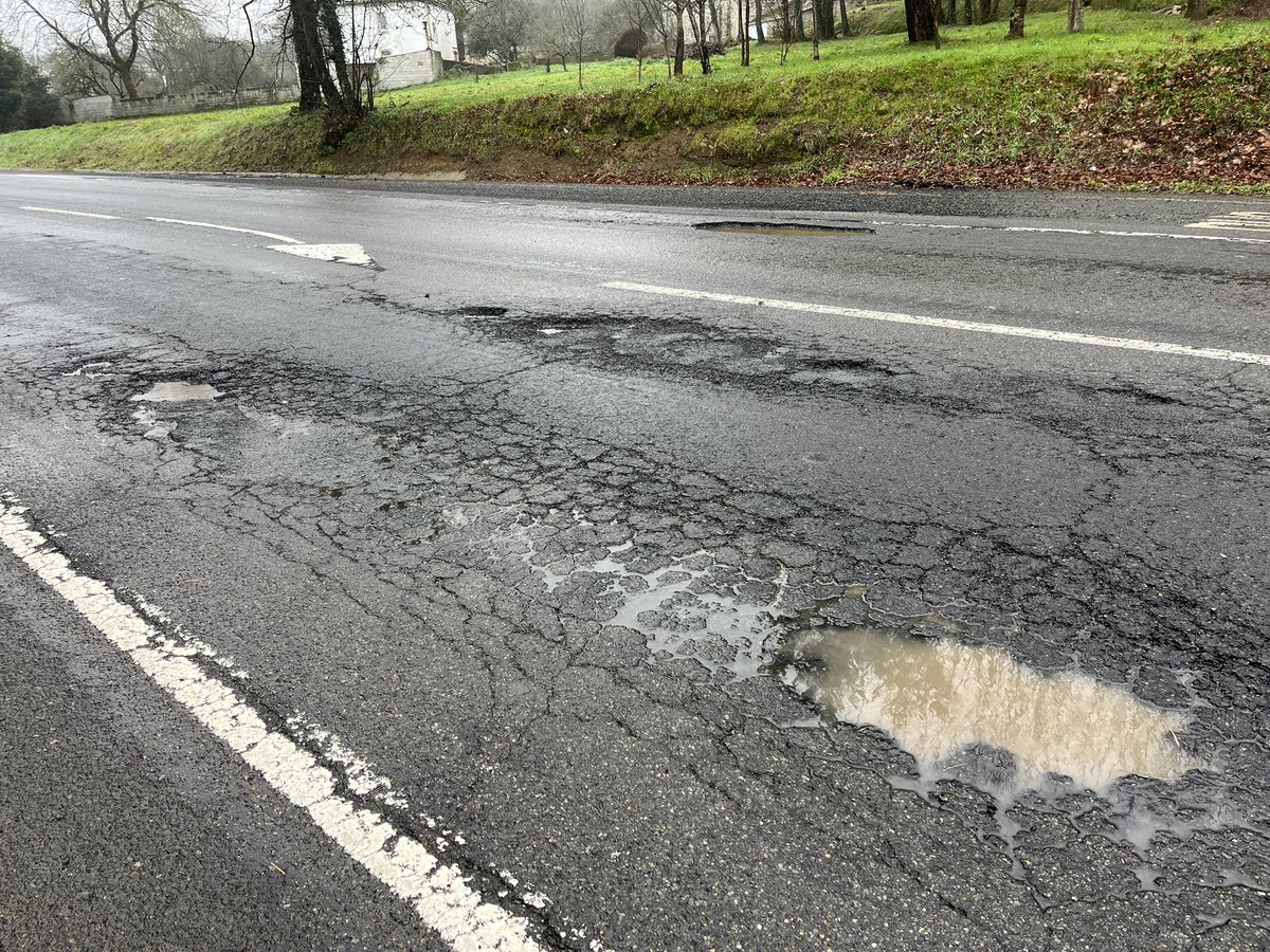 SanchezAnxo's tweet photo. 💥 🚗 Así está hoxe (16/02/2026) a N-540 á altura de Calde (concello de Lugo). 

Un exemplo gráfico excelente do estado de moitas das estradas do país.

Axúdasme a darlle difusión? 🔄 

#fochancómetro #fochanca https://t.co/taqVBk8Qc0