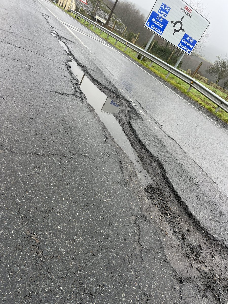 💥 🚗 Así está hoxe (16/02/2026) a N-540 á altura de Calde (concello de Lugo). 

Un exemplo gráfico excelente do estado de moitas das estradas do país.

Axúdasme a darlle difusión? 🔄 

#fochancómetro #fochanca