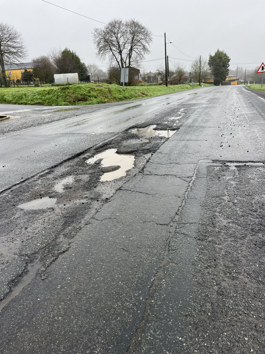 SanchezAnxo's tweet photo. 💥 🚗 Así está hoxe (16/02/2026) a N-540 á altura de Calde (concello de Lugo). 

Un exemplo gráfico excelente do estado de moitas das estradas do país.

Axúdasme a darlle difusión? 🔄 

#fochancómetro #fochanca https://t.co/taqVBk8Qc0