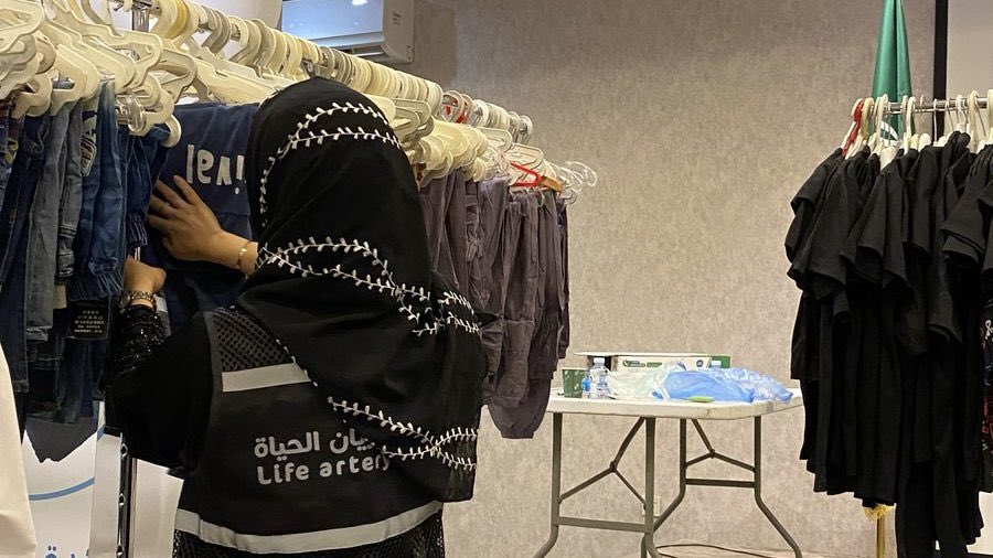 ✨سعدنا بالمشاركة في أعمال فرز الكسوة ضمن مبادرة “أجركم من كسوتكم” التي أقامها مركز حي النهضة النموذجي بالتعاون مع كسوة السعودية وتشرفنا أن نكون جزءًا من هذا العمل الإنساني 
الذي يجسد قيم العطاء والتكافل المجتمعي🤝🤎
#شريان_الحياة #مبادرات #مبادرة_اجركم_من_كسوتكم 
<a href="/nahdah_center/">مركز حي النهضة النموذجي</a>