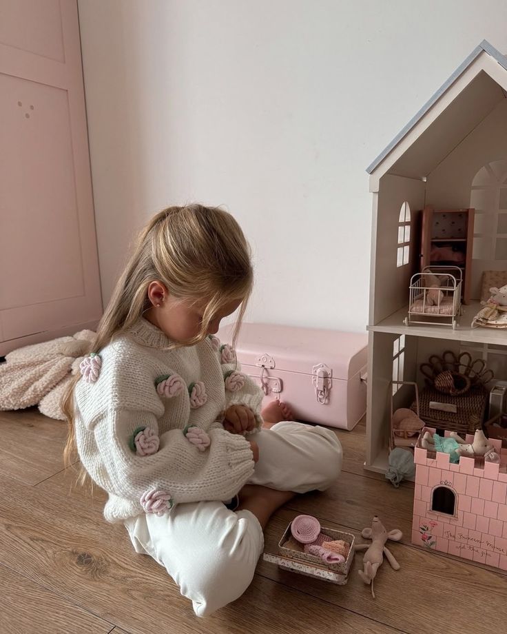 Rüyanın cocukken, yetimhanede büyürken hayal ettiği ve istediği her şeyi kızına alıp onu doyasıya sahiplenip sevdiği satırları okuyacağımız için çok heyecanlıyımm 🥹🩷
#umutyıldızı #ilahipetekya