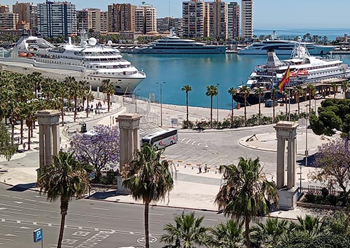 _ElObservador_'s tweet photo. La Comisión de Urbanismo del Ayuntamiento de Málaga convierte las esculturas del Puerto en un caso político: UGT acusa a las concejalas de votar sin informes completos y cuestiona la legalidad, el gasto público y la protección del Centro Histórico
https://t.co/0WFezamd0X https://t.co/F8OonECRFN