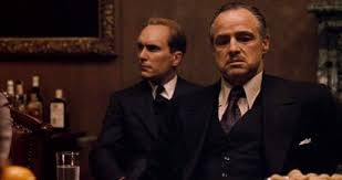 AngelCruzLIBROS's tweet image. Ha fallecido ROBERT DUVALL, actor genial. Tenía 95 años. Inolvidable en' El padrino' y  'Apocalypse Now'. Debutó en el cine en 'Matar a un ruiseñor', en un personaje clave, pero sin palabras. A mí me gustó mucho en 'Open Range'. Ganó el Oscar por 'Gracias y favores'. Un maestro.