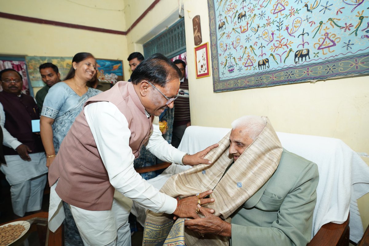 KoreaDist's tweet photo. मुख्यमंत्री विष्णुदेव साय ने लोकतंत्र सेनानी डॉ. निर्मल घोष से की मुलाकात, कुशलक्षेम जाना , डॉ. घोष ने पुरानी यादों को किया साझा

छत्तीसगढ़ के मुख्यमंत���री विष्णु देव साय आज बैकुंठपुर निवासी लगभग 92 वर्षीय लोकतंत्र सेनानी डॉ. निर्मल घोष के निवास पहुंचे।
@ChhattisgarhCMO #KoreaDisT https://t.co/zeA0eBYRu3
