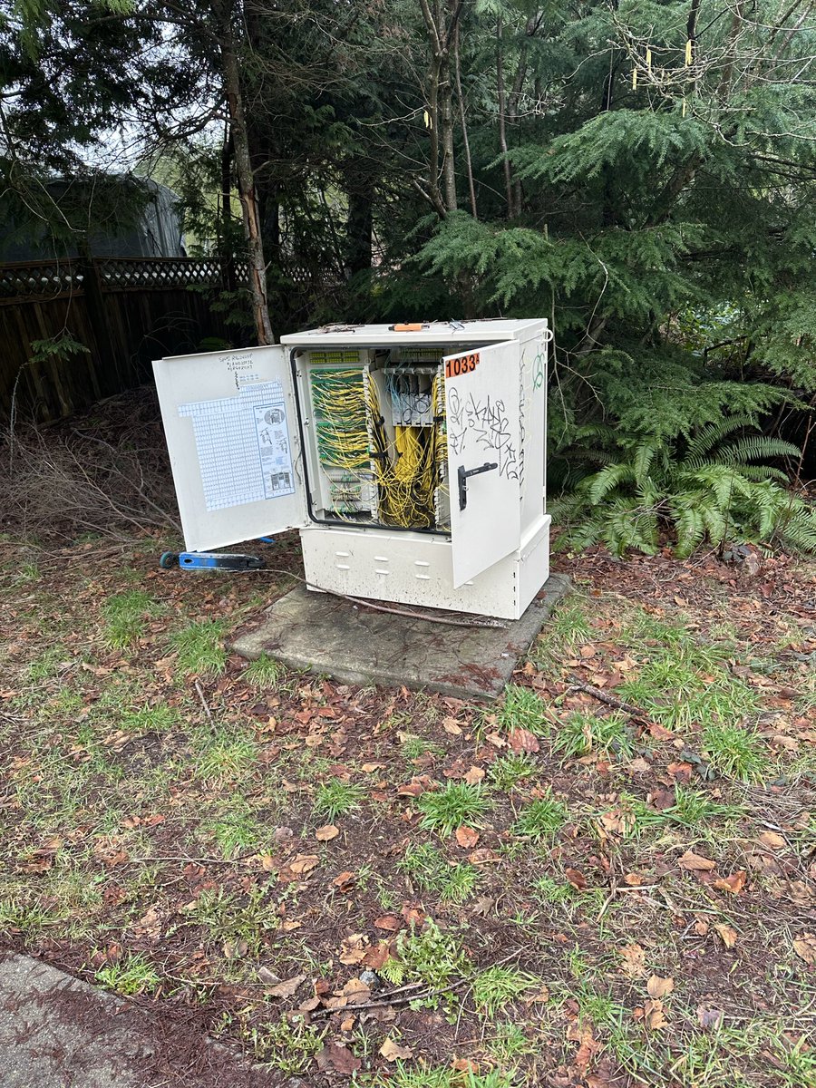 chrisiregui's tweet photo. @TELUS your fibre optic box is open. You don’t make it easy to simply call you. Good luck. @TELUSsupport https://t.co/5ducLmUaAb