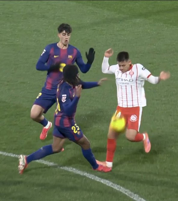 No han anulat el segon gol del Girona per aquesta clara trepitjada. És un escàndol. Si la directiva del Barça no actúa (no una merda de comunicat) està acceptant aquesta robatoris.