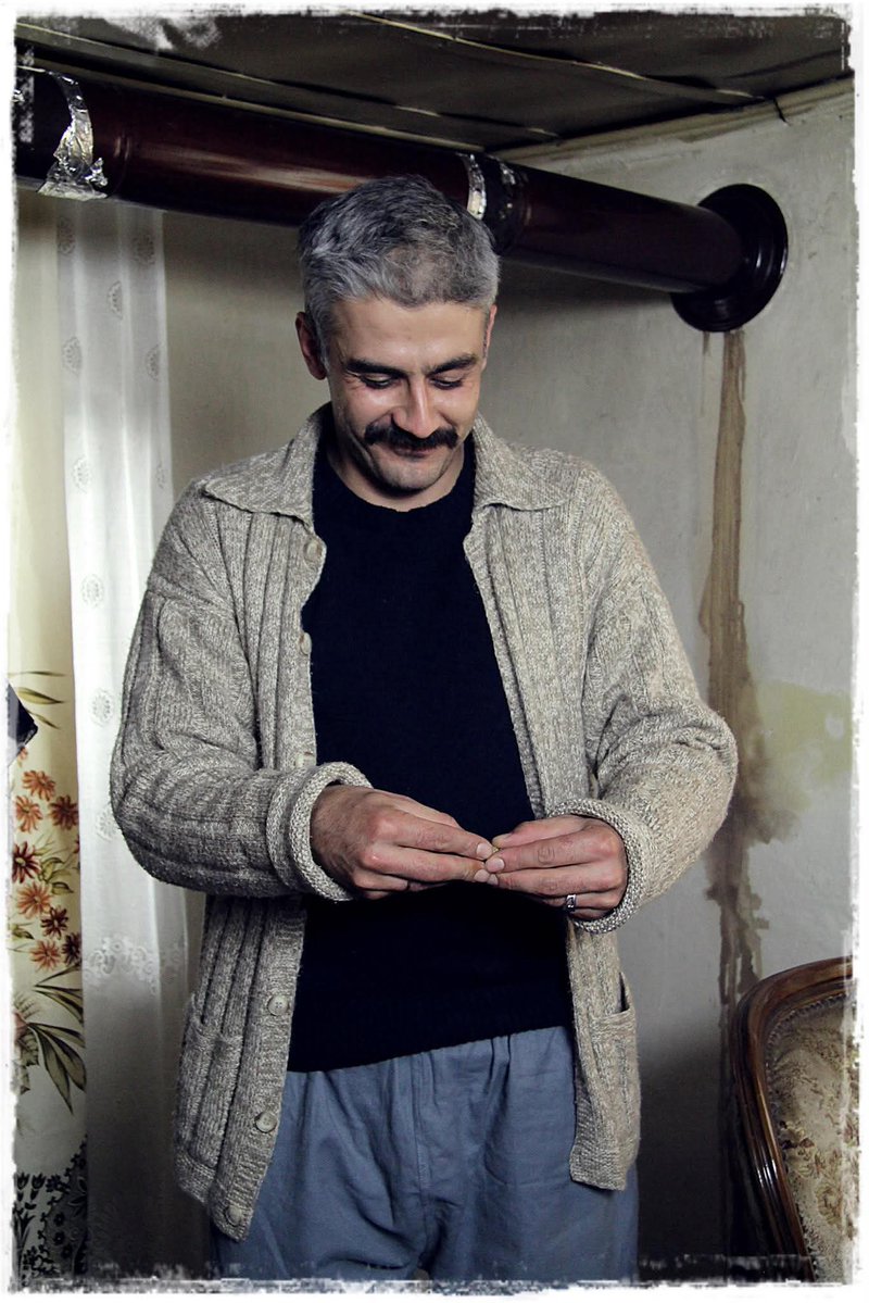 Sevgili Kanbolat Görkem Arslan'la Onur Yiğit'in Yuva filminde çalışmıştık. İlk sanat yönetmenliği tecrübemdi. Bu hırkayı bulmak ve odayı tasarlamak için çok uğraşmıştım.

Huzur içinde uyu Görkem. Şimdi anılarımızdasın. 

 #UzakŞehir #salı