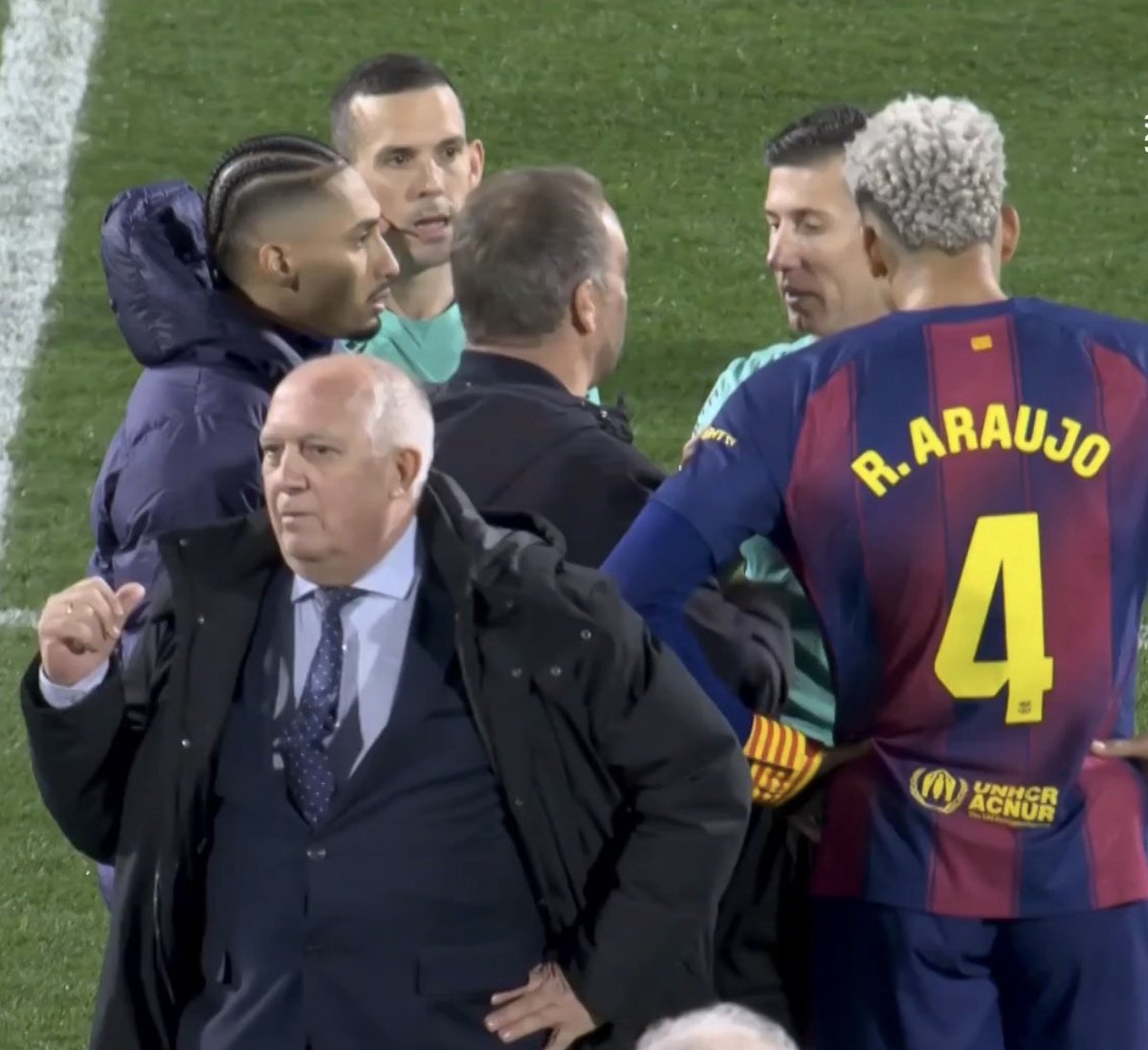 realmadridindo1's tweet photo. "Referee is human being too, they make mistakes."

HHHHHHH https://t.co/3Je9IGn8Vp