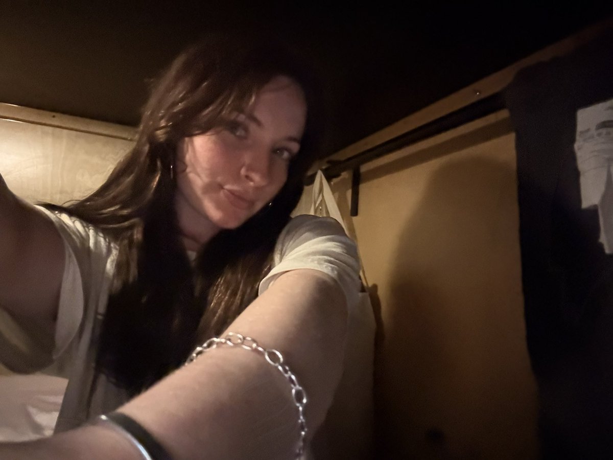 brkiesmind's tweet photo. low quality selfies in my lil ireland hostel bed :P https://t.co/1VrovxMeWb