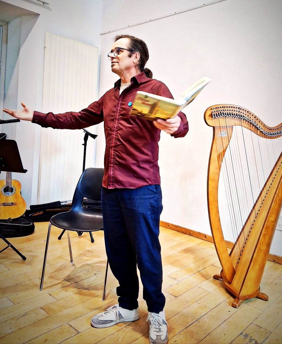 À Nantes ce samedi 14 février nous fétions l'amour en poésie et chansons. Piero de la Luna de "De toiles et de mots" animait la scène ouverte. 3 chanteurs à la guitare, une harpiste et 12 poètes et poétesses. #poesie #chansons #pierodelaluna #bonheur