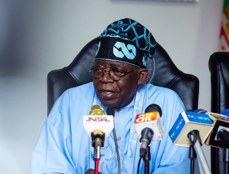 CrownprinceCom2's tweet photo. It has been revealed that people were paid ₦3,000 to promote Tinubu’s post on X. Repost let them see oooo, e don cast 👋 https://t.co/34tzNxmV9v