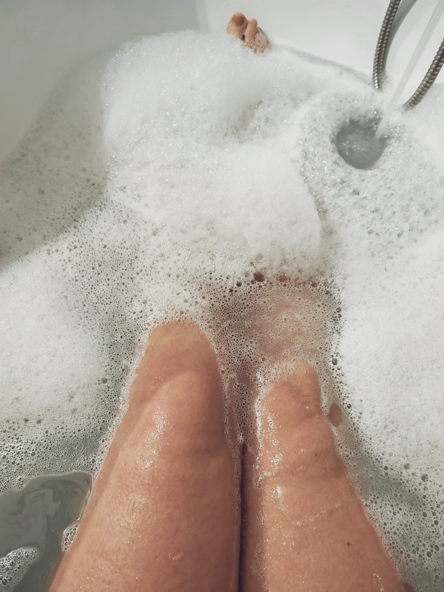 Foxy_April92's tweet photo. 🇨🇿 A jak si užíváte zasněžený večer vy? 🔥
.
.
🇬🇧 And how are you enjoying this snowy evening? 🔥
#MadamFoxy #femdom #domina #dominant #FoxyControl #BDSM #cuckold #obedient #MistressVibes #PowerDynamics #UnderMyRules #DominantEnergy #FoxyMood #sexygirl #hotgirl #bathtime #legs #longlegs