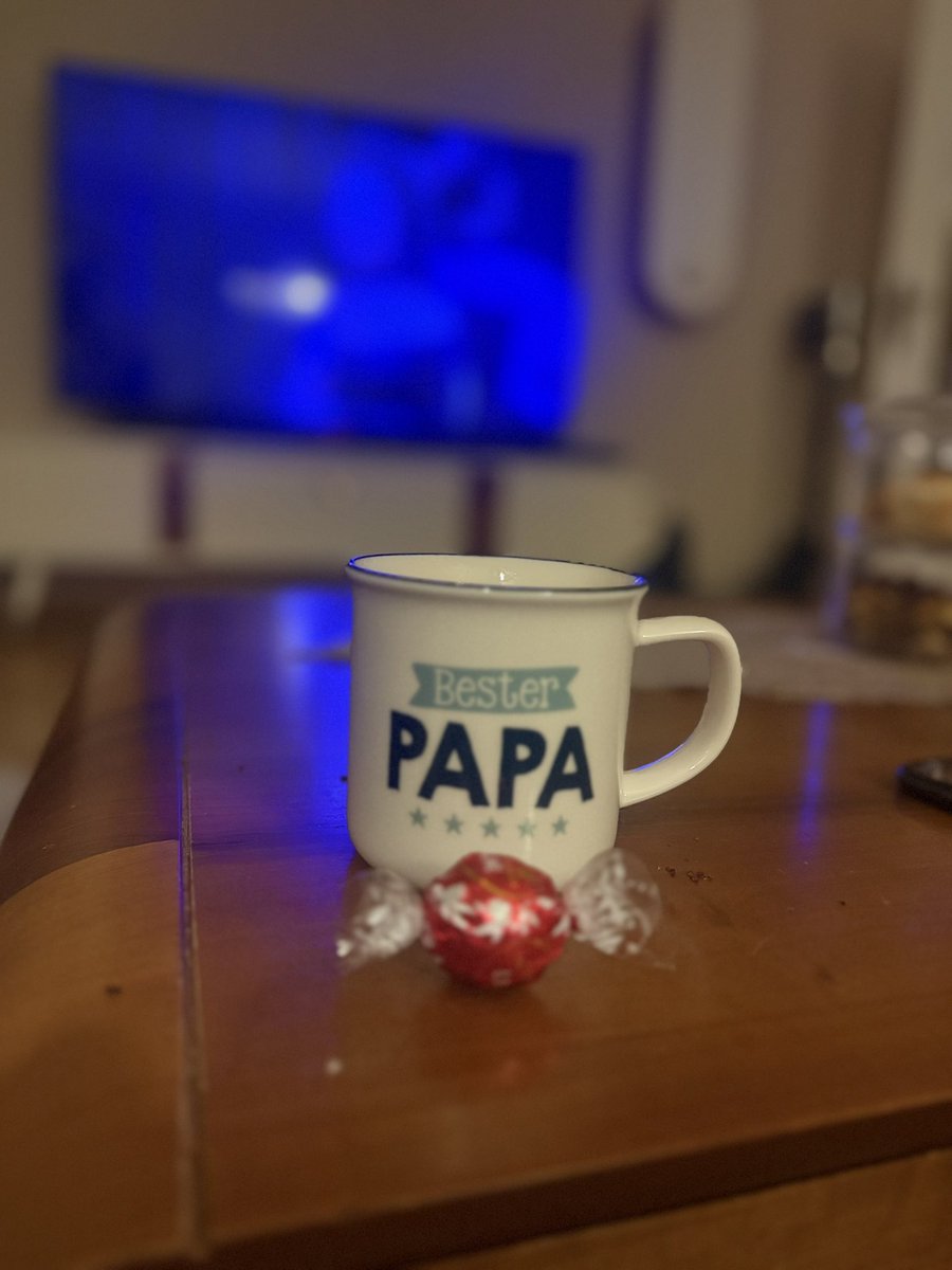 İşten gelmişim yorgunluk o biçim 😅 bir kahve ile düzelir bu beden ama ruhuma iyi gelen çok uzakta 😊