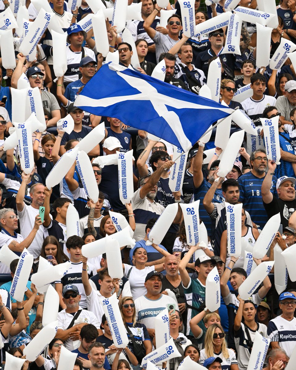 Un tipo flamea la bandera de Escocia 🏴󠁧󠁢󠁳󠁣󠁴󠁿 y los ingleses somos nosotros