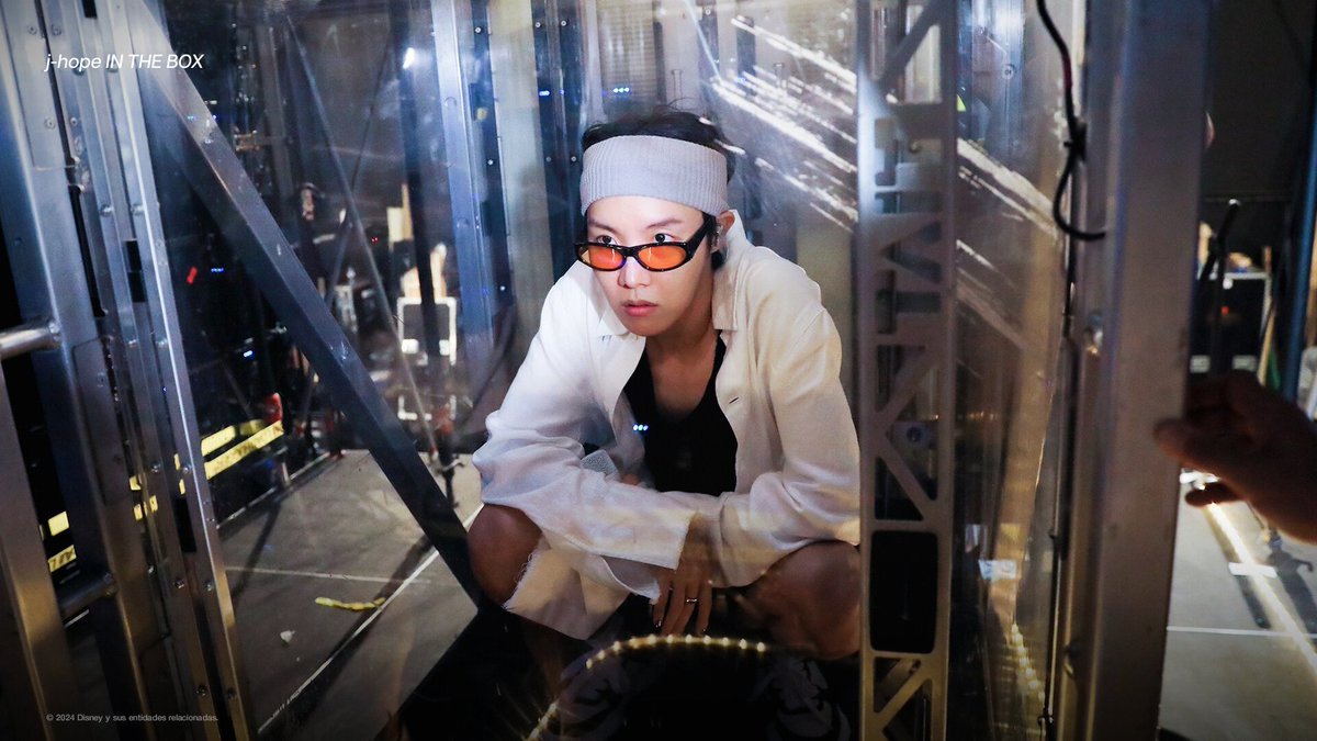 disneyplusla's tweet image. J-Hope segundos antes de hacer historia 🥹

Comenta con un "😎" si ya has visto #JHopeInTheBox en #DisneyPlus